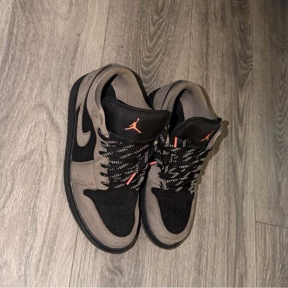 Jordan Men's Black and Tan Sneakers